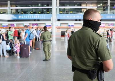 Эстонский посол устроил конфликт в аэропорту Варшавы: его не пустили в самолет без маски - unn.com.ua - Украина - Киев - Казахстан - Эстония - Польша - Варшава - Нур-Султан - Посол