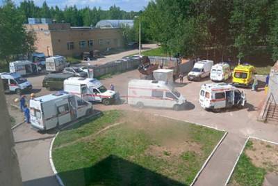 Возле российской ковидной больницы образовалась очередь из скорых с пациентами - lenta.ru - Новосибирск - респ. Коми