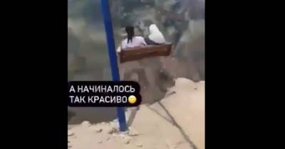 В России девушки сорвались в обрыв во время катания на качелях (видео) - focus.ua - Россия - Украина - респ. Дагестан