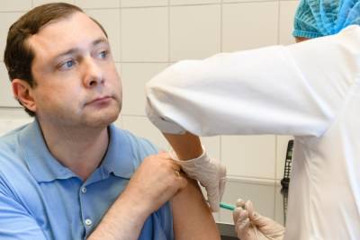 Алексей Островский - Алексей Островский ревакцинировался от COVID-19 вакциной «Спутник V» - mk-smolensk.ru - Смоленская обл.