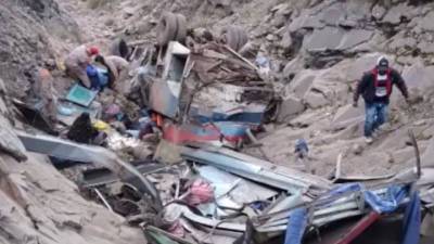 В Боливии пассажирский автобус упал со 150-метровой скалы - vesti.ru - Боливия