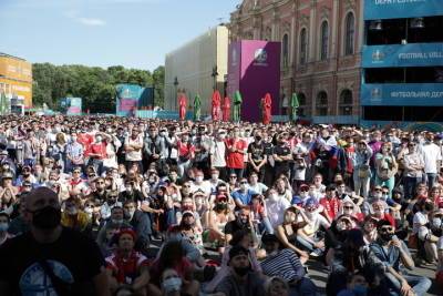 Двух финских фанатов оштрафовали за непристойные жесты на матче Евро-2020 в Петербурге - spb.mk.ru - Санкт-Петербург - Бельгия - Финляндия