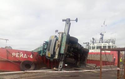 В сахалинском порту за один день столкнулись суда и рухнул кран - sakhalin.info