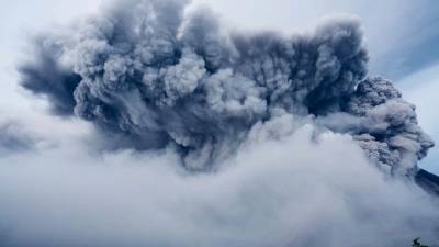 Вулкан Эбеко на Курилах выбросил пепел на высоту 3 километра - piter.tv - Сахалинская обл. - Северо-Курильск