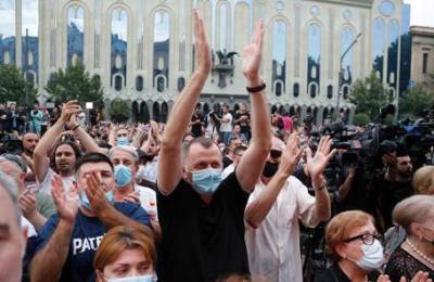 Участники акции в Тбилиси потребовали отставки правительства, а после случилась драка в парламенте - obzor.lt - Грузия - Тбилиси