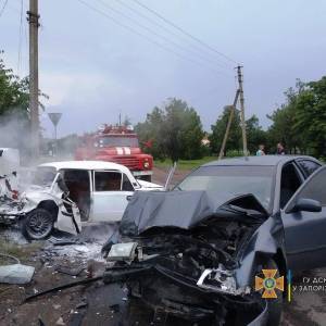 В Запорожской области столкнулись ВАЗ и «Шкода»: пострадавших из авто доставали спасатели. Фото - reporter-ua.com - Украина - Запорожская обл. - Бердянск
