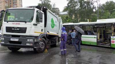 Мусоровоз задавил пожилого мужчину на севере Москвы - vm.ru - Москва