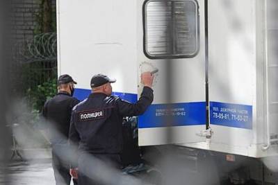 Задержанный за убийство россиянин умер в автозаке по пути в суд - lenta.ru - Россия - Ленинградская обл. - Санкт-Петербург