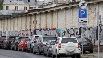 Два флакона духов на 45 тысяч рублей похитили из припаркованной в центре Москвы машины - vm.ru - Москва