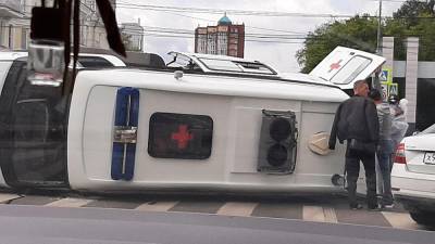 В Челябинске карета скорой помощи перевернулась после столкновения с легковушкой - znak.com - Челябинск