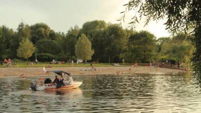 Спасатели вытащили из воды потерявшую сознание пенсионерку на востоке Москвы - vm.ru - Москва