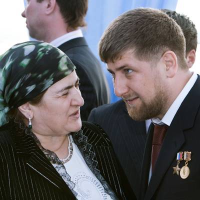 Владимир Путин - Рамзан Кадыров - Путин наградил мать Рамзана Кадырова знаком отличия «За благодеяние» - znak.com - Россия - США - респ. Чечня