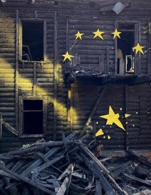 Стрит-арт со звездами появился на сгоревшем доме на Ильинской - vgoroden.ru - Нижний Новгород