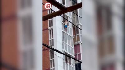 Иркутянин схватил ребёнка и перелез с ним через балконные перила 13-го этажа - piter.tv - Иркутск