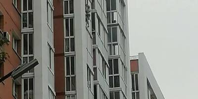 В Иркутске мужчина с ребенком на руках хочет выпрыгнуть с балкона многоэтажного дома - runews24.ru - Иркутск