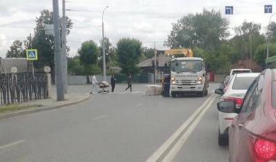 В Тюмени с манипулятора выпали стройматериалы перегородив проезд - nashgorod.ru - Тюмень - Камаз