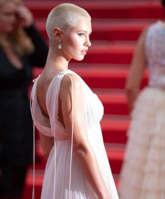 Christian Dior - Уэс Андерсон - Дочь самого красивого папы: Айрис Лоу в белоснежном платье Dior - skuke.net - штат Канзас