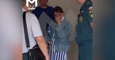 К грозящему сбросить сына с балкона в Иркутске неадеквату приехала жена - reendex.ru - Иркутск