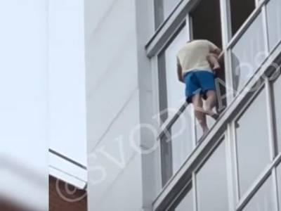 Уже почти три часа в Иркутске пытаются спасти ребенка, которого мужчина угрожает выбросить с балкона - rosbalt.ru - Иркутск