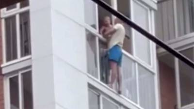 В Иркутске мужчина с ребенком на руках пригрозил спрыгнуть с 13-го этажа - iz.ru - Иркутская обл. - Израиль - Иркутск