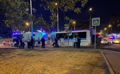 Девушки и ножи: названа причина массовой драки мигрантов в Москве - znak.com - Москва - Киргизия - Таджикистан