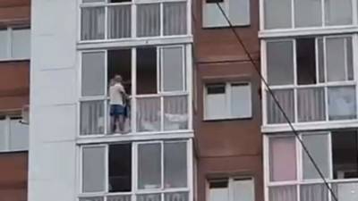 В Иркутске задержали угрожавшего спрыгнуть с 13-го этажа вместе с ребенком мужчину - iz.ru - Израиль - Иркутск