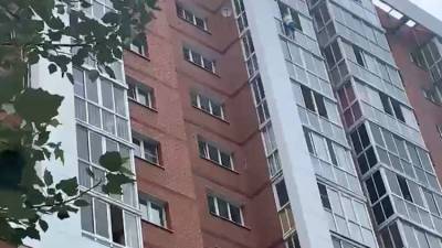 В Иркутске мужчина два часа угрожал сбросить ребенка с балкона - видео - crimea.ria.ru - Крым - Симферополь - Иркутск