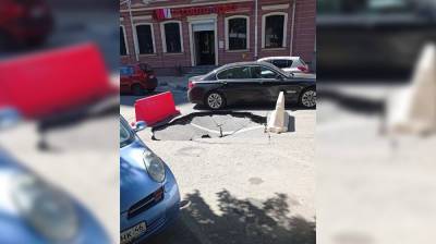 Воронежцы сфотографировали гигантскую яму на дороге в центре города - vestivrn.ru - Воронеж