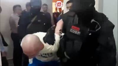 В Иркутске задержали мужчину, угрожавшего выбросить ребенка с балкона - piter.tv - Иркутск