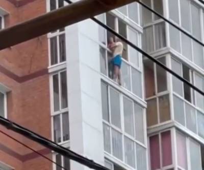 В Иркутске мужчина несколько часов угрожал выпрыгнуть с балкона с ребенком на руках - znak.com - Иркутск