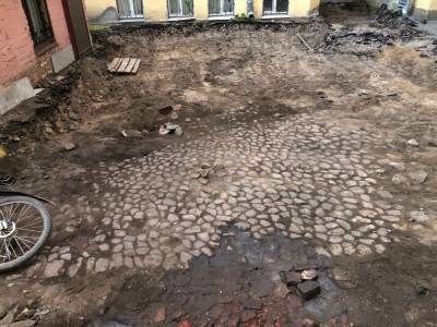 В Петроградском районе под асфальтом нашли историческое мощение - neva.today - Санкт-Петербург - Благоустройство
