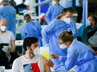 В Евросоюзе от COVID вакцинировали более половины взрослого населения - unn.com.ua - Украина - Киев - Ляйен