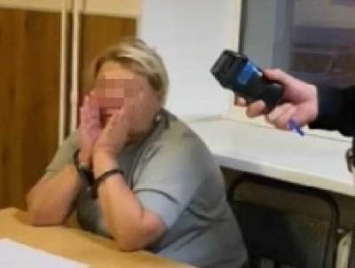 В Тюмени пьяная водитель Cherry разбила BMW и укусила инспектора ГИБДД за руку - znak.com - Тюмень