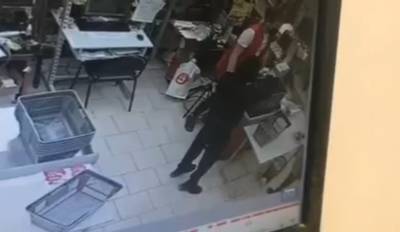 В Удмуртии мужчина угрожал взорвать супермаркет (ВИДЕО) - gorodglazov.com - Россия - респ. Удмуртия - Воткинск