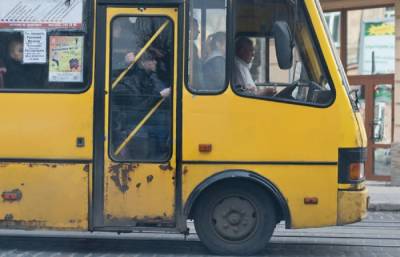 В забитом пассажирами автобусе отвалилась часть крыши, фото ЧП: "Никто не обращал внимания" - politeka.net - Украина - Киев