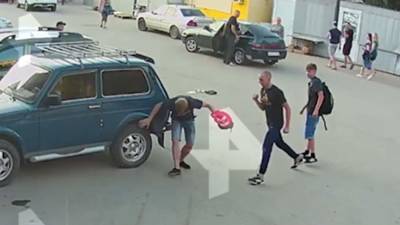 Опубликовано видео с якобы политическим нападением на саратовского депутата - iz.ru - Россия - Израиль - Саратов