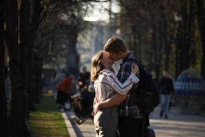 Сексолог объяснила, каким девушкам подойдет вариант первого свидания дома у мужчины - vm.ru - Москва