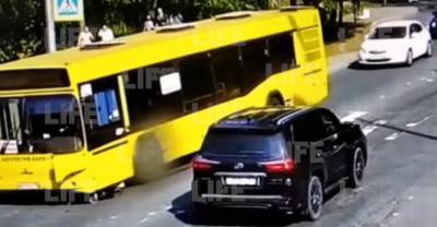 Под Петербургом автобус жёстко сбил пешехода на зебре - reendex.ru - Санкт-Петербург - Ставрополье