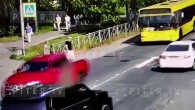 В Песочном водитель автобуса на "зебре" наехал на пешехода - piter.tv - Ленинградская обл. - Санкт-Петербург