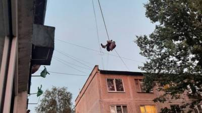 В Петербурге пожарным пришлось снимать мужчину, повисшего на проводах - vesti.ru - Санкт-Петербург - район Северной