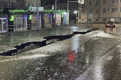 В Улан-Удэ после ночного ливня тонут машины и проваливаются дороги - ulan.mk.ru - Улан-Удэ