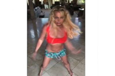 Бритни Спирс - Вильям Айлиш - В новом видео Бритни Спирс со странными танцами увидели просьбу о помощи - lenta.ru - США
