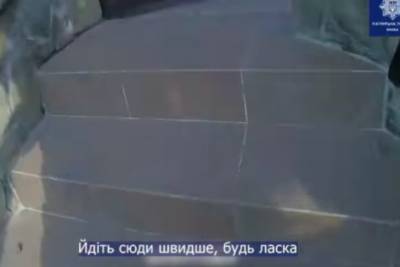 В Киеве двухлетняя девочка едва не утонула в бассейне: спасение попало на видео - rupor.info - Киев