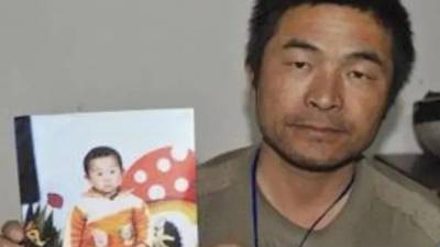 Мужчины тоже плачут: отец обнял похищенного сына после 24 лет разлуки – Учительская газета - ug.ru - Китай - провинция Шаньдун