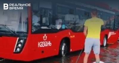 В Казани привлекли к ответственности блогера, катавшегося на сапборде по дороге после ливня - realnoevremya.ru - респ. Татарстан - Казань