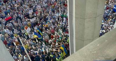 Митингующие пенсионеры МВД Украины попытались прорваться в Раду - news-front.info - Украина
