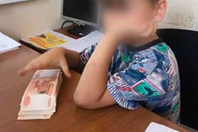 В России шестилетний мальчик ушел из дома и забрал с собой крупную сумму денег - lenta.ru - Россия - Волгоград - Иркутск