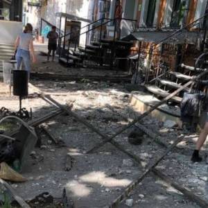 В Одессе обрушилась часть фасада дома. Фото - reporter-ua.com - Украина - Одесса
