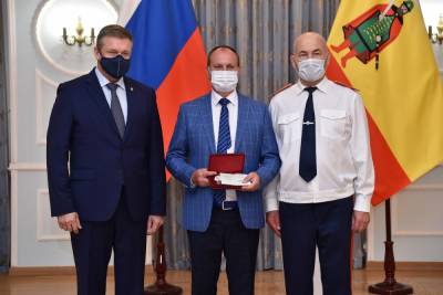 В Рязани наградили мужчину, защитившего подростка с родителями от неадекватного поджигателя - 7info.ru - Россия - Рязанская обл. - Рязань