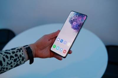 Экраны дорогущих смартфонов Samsung выходят из строя сразу после окончания гарантии. Спасения от этого нет - cnews.ru
